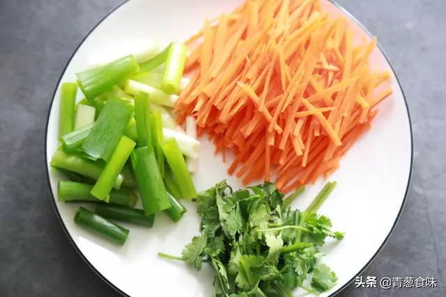 鮮蘑如此做,既不炒也不炸,開胃爽口又下飯,比大魚大肉還香