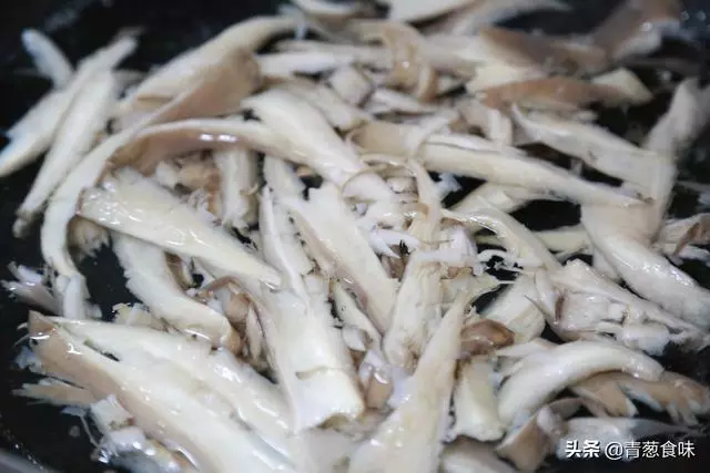 鮮蘑如此做,既不炒也不炸,開胃爽口又下飯,比大魚大肉還香