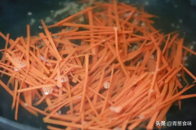 鮮蘑如此做,既不炒也不炸,開胃爽口又下飯,比大魚大肉還香