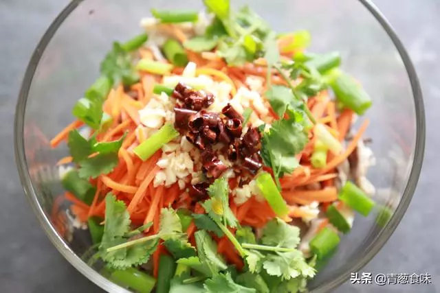 鮮蘑如此做,既不炒也不炸,開胃爽口又下飯,比大魚大肉還香