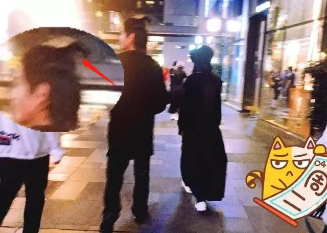 偶遇郭碧婷逛街買蕾絲內衣,向佐害羞迴避竟讓女友自己買單!