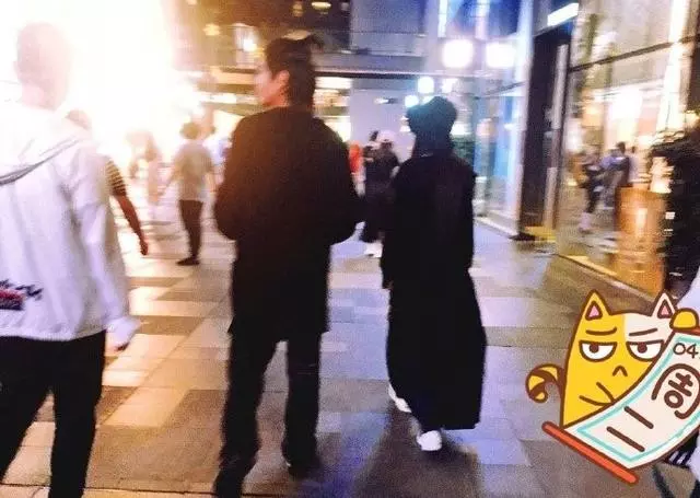 偶遇郭碧婷逛街買蕾絲內衣,向佐害羞迴避竟讓女友自己買單!