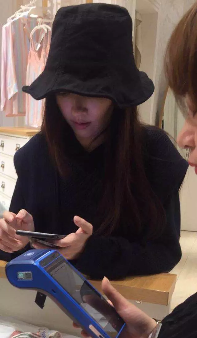 偶遇郭碧婷逛街買蕾絲內衣,向佐害羞迴避竟讓女友自己買單!