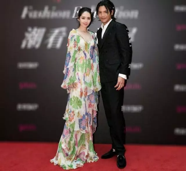 偶遇郭碧婷逛街買蕾絲內衣,向佐害羞迴避竟讓女友自己買單!