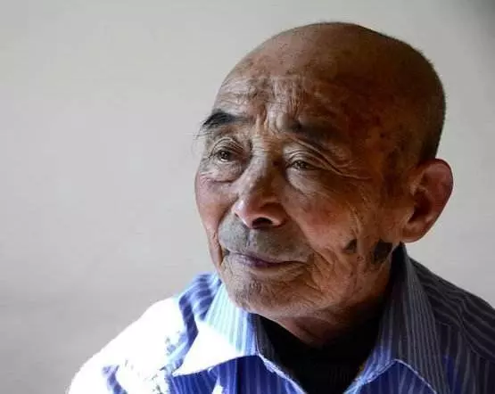 父扮乞丐回老家,五個子女僅一人去接,當晚父親走了,沒接的傻了