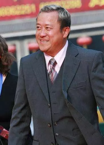 45歲曾寶儀為何嫁不出去?網友:看到她為人後我也不敢娶