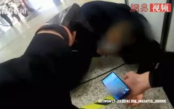 西裝男應酬完在地鐵爆哭「生活過得好難」 老婆趕到現場「先擁抱」讓警察也鼻酸