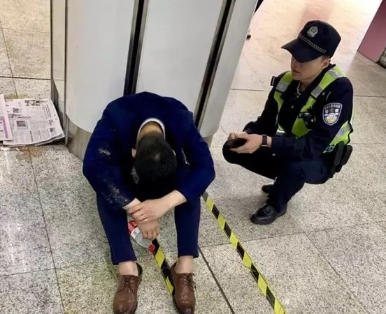 西裝男應酬完在地鐵爆哭「生活過得好難」 老婆趕到現場「先擁抱」讓警察也鼻酸