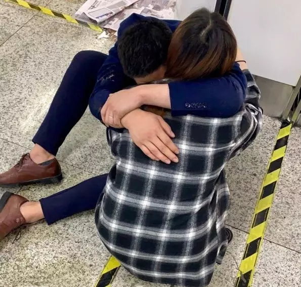 西裝男應酬完在地鐵爆哭「生活過得好難」 老婆趕到現場「先擁抱」讓警察也鼻酸