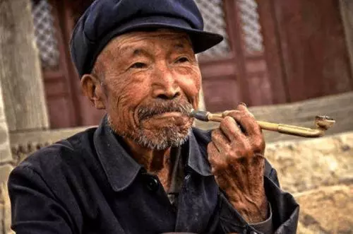 老人收養3個兒子,死後無人送終,出殯那天,一群黃鼠狼擋道