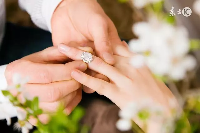 結婚當天,婆婆給我一張10萬的銀行卡,第2天查詢後我差點沒暈倒