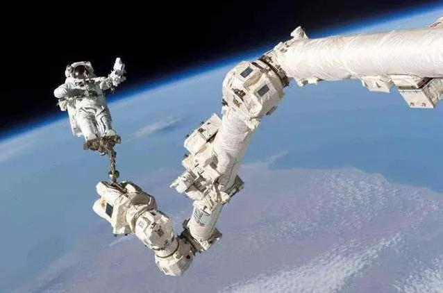 波音4億元衛星解體,一場太空災難來襲,中國悄悄放出一個"太空捕手"