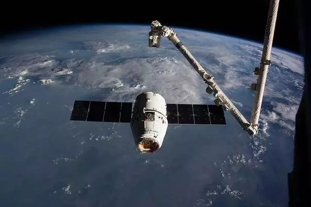 波音4億元衛星解體,一場太空災難來襲,中國悄悄放出一個"太空捕手"