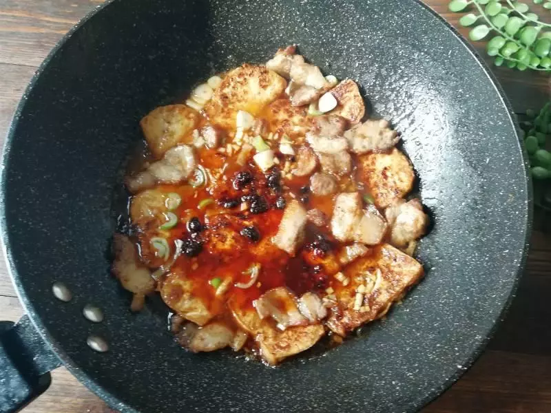 做紅燒豆腐時,多加入1勺這個調料,豆腐味道香,顏色好,有食慾