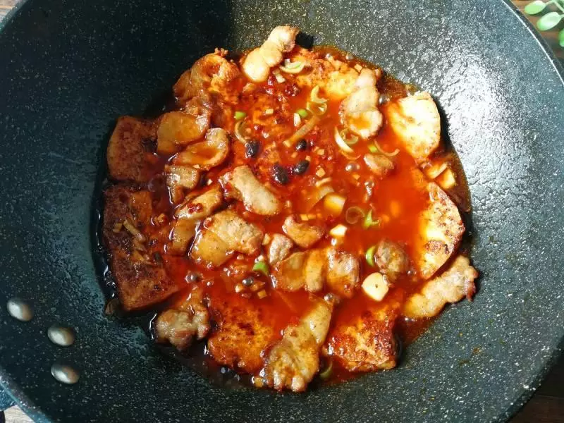 做紅燒豆腐時,多加入1勺這個調料,豆腐味道香,顏色好,有食慾