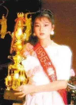 53歲朱麗倩看女兒校運會被嘲衰老胖成球,年輕時可是被封絕色,網友:即使年老色衰,也有老公愛的女人,才是贏家