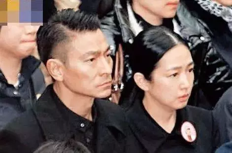 53歲朱麗倩看女兒校運會被嘲衰老胖成球,年輕時可是被封絕色,網友:即使年老色衰,也有老公愛的女人,才是贏家