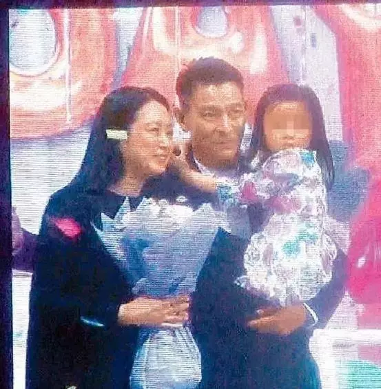 53歲朱麗倩看女兒校運會被嘲衰老胖成球,年輕時可是被封絕色,網友:即使年老色衰,也有老公愛的女人,才是贏家
