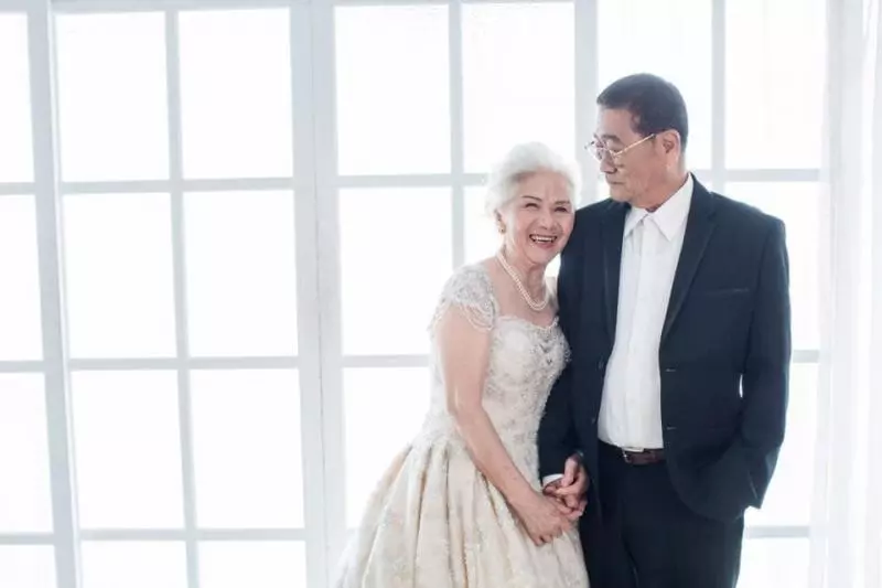 80歲的婚紗照!白髮奶奶「笑容超有感染力」電暈一眾網友:像女皇!