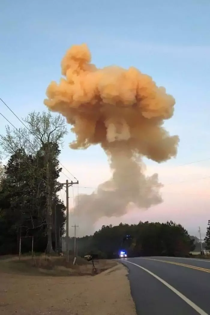 化肥卡車即將爆炸,司機「不想波及無辜」,開車到無人處「壯烈犧牲」!