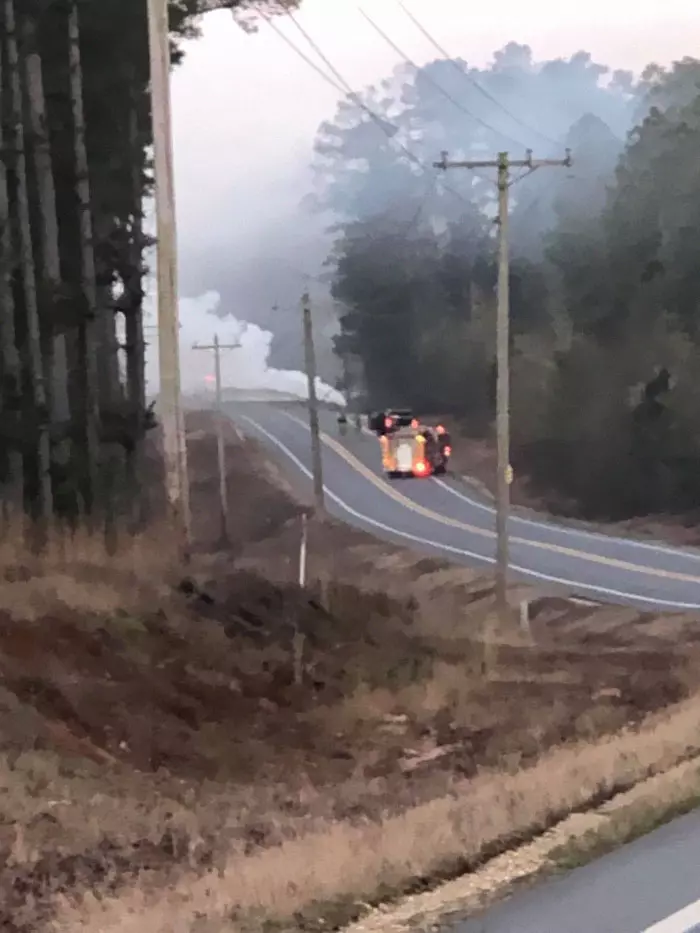 化肥卡車即將爆炸,司機「不想波及無辜」,開車到無人處「壯烈犧牲」!