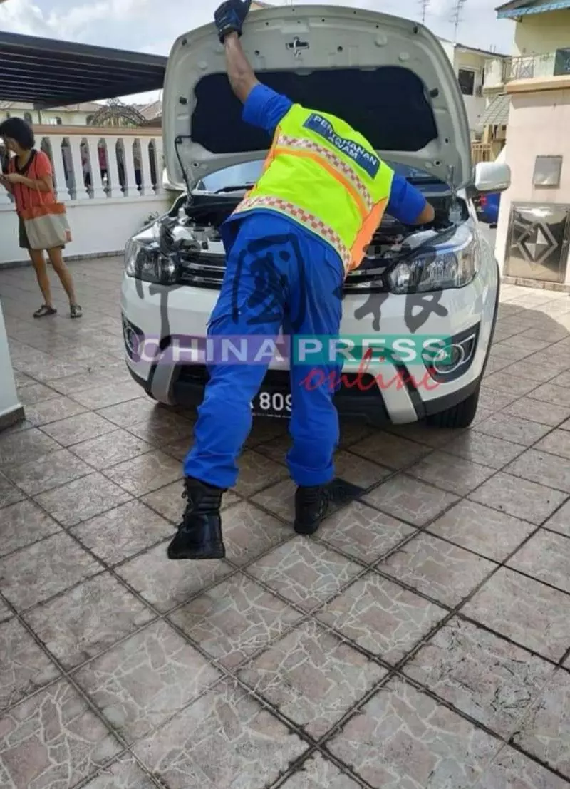 ◤獨家◢ 巨蟒受驚嚇竄逃 民眾提心吊膽