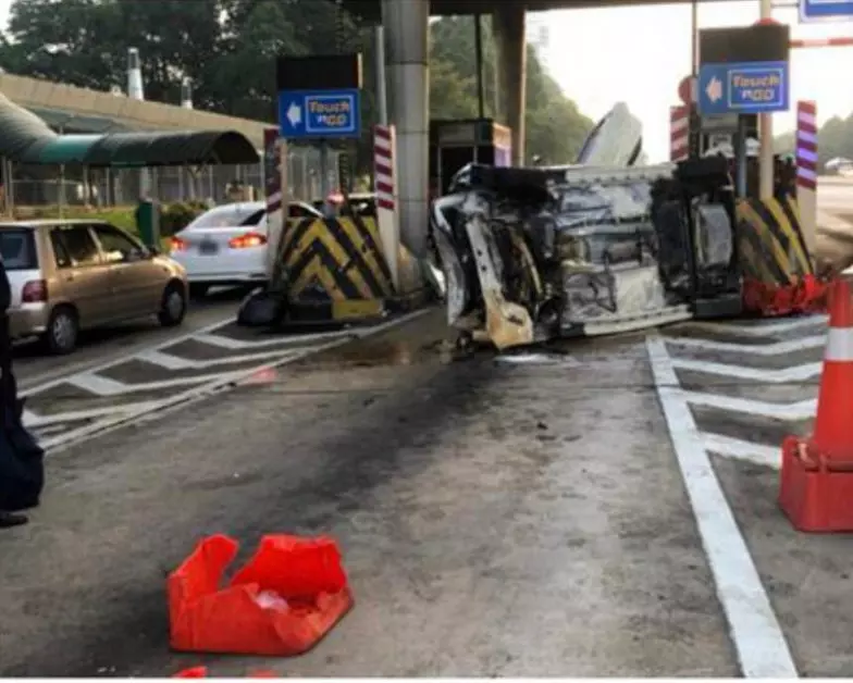 轎車失控撞收費站 華裔情侶1死1重傷