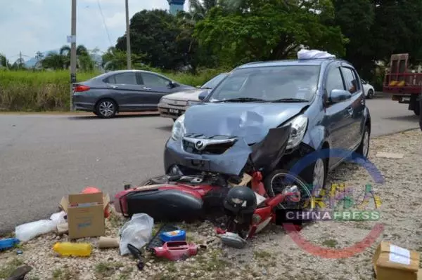 轎車失控撞收費站 華裔情侶1死1重傷