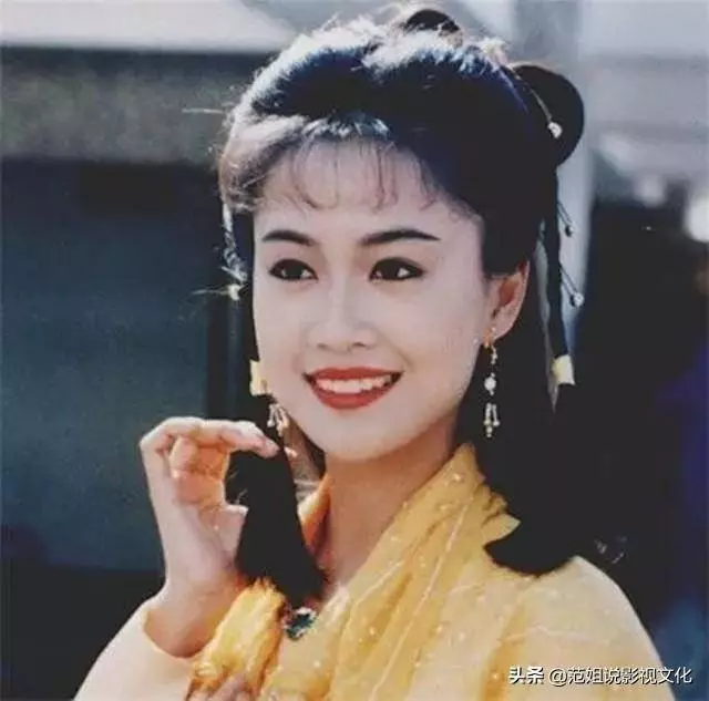 50歲梁小冰近照曝光,年齡越大,越變越美,網友:這一點都不科學啊
