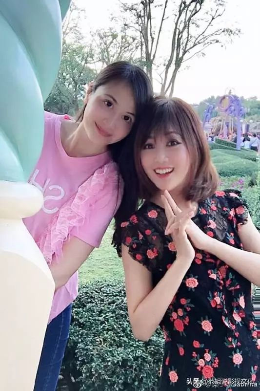50歲梁小冰近照曝光,年齡越大,越變越美,網友:這一點都不科學啊