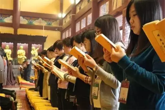 因欠一百多萬醫療費,癌逝的女兒「遺體遭醫院扣留」,禮儀師善心幫忙,結果在「誦經引魂」時竟發生這件事!