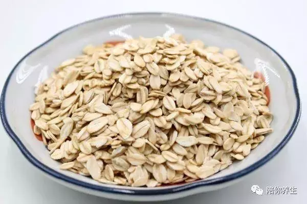 經常吃燕麥片 也許會白撿幾個好處 若能搭配兩物 效果或翻倍