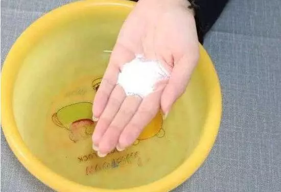 花盆土太硬?1種「鬆土水」,澆3回就「鬆軟」,省得換盆了!