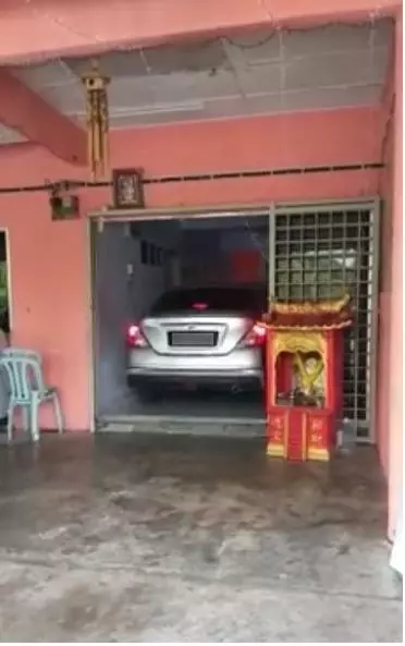 外面停車不安全?他把整輛車駕進客廳Park!