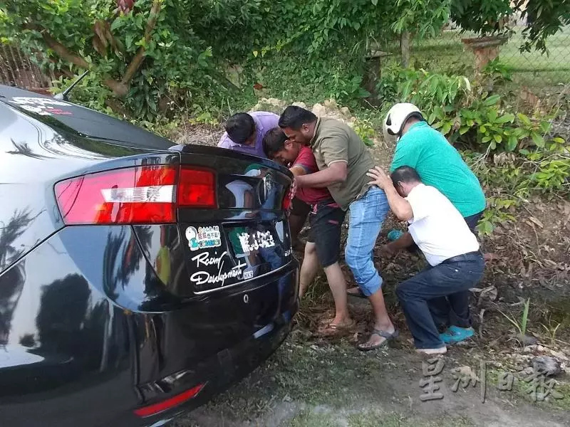 華裔司機受傷坐溝渠邊,各族人馬將他圍了起來~
