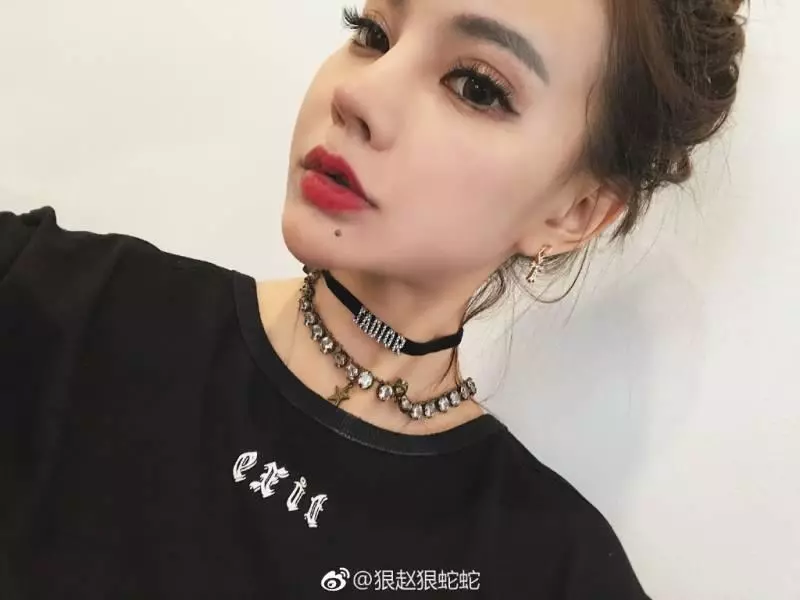 百萬人氣網紅「直播手一滑關掉美肌」 現出原形「粉絲當場罵髒話退讚」:啊多麽痛的領悟~