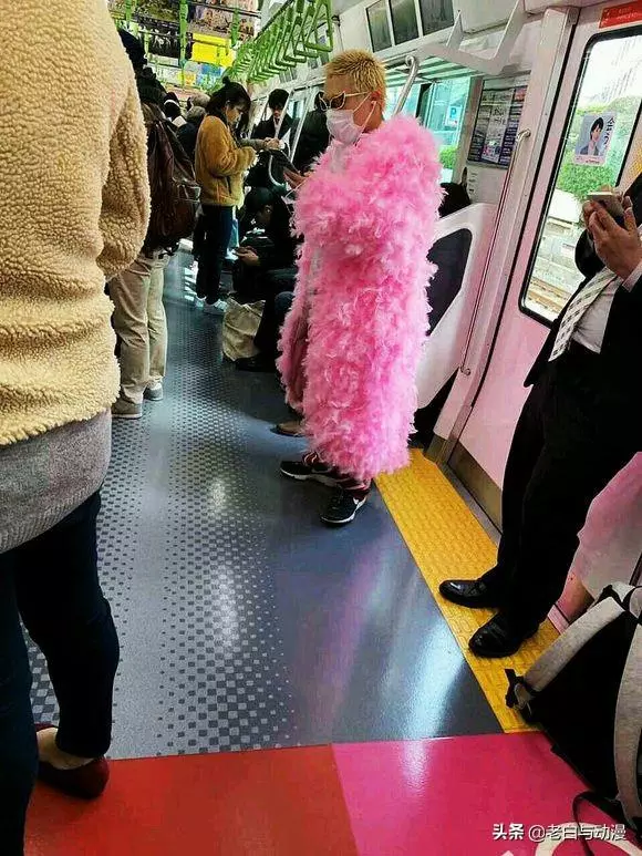 海賊王:有人cos明哥坐電車,網友吐槽:明哥出獄了!