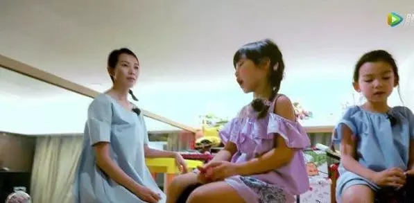 蔡少芬一家四口擠在80平閣樓,別嫌小,看看地段再說