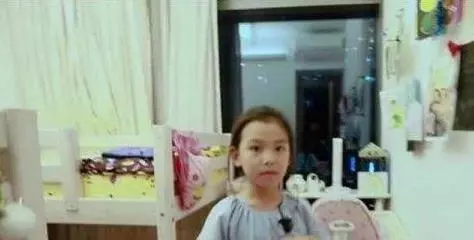 蔡少芬一家四口擠在80平閣樓,別嫌小,看看地段再說