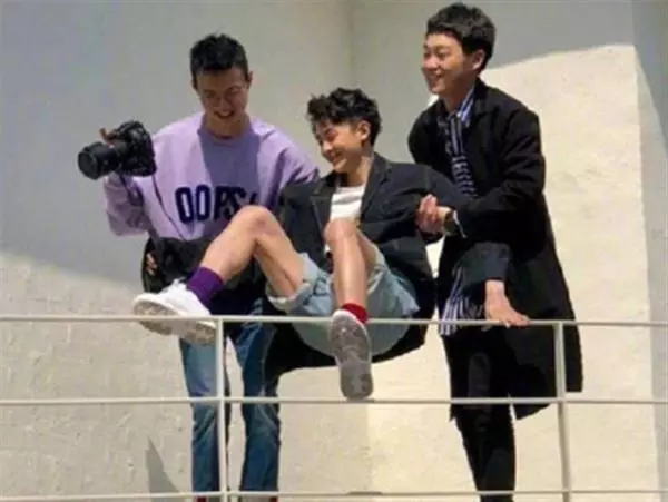 明星雜誌竟都這麼拍出來的...捂住嘴巴努力不讓自己笑出聲!