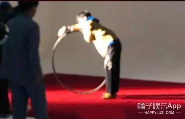 明星雜誌竟都這麼拍出來的...捂住嘴巴努力不讓自己笑出聲!