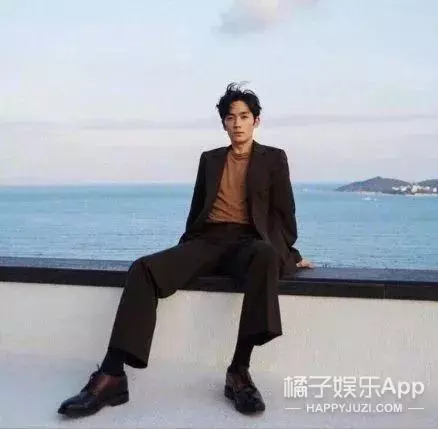 明星雜誌竟都這麼拍出來的...捂住嘴巴努力不讓自己笑出聲!