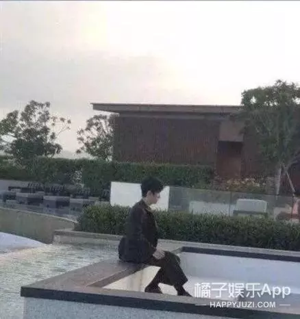 明星雜誌竟都這麼拍出來的...捂住嘴巴努力不讓自己笑出聲!
