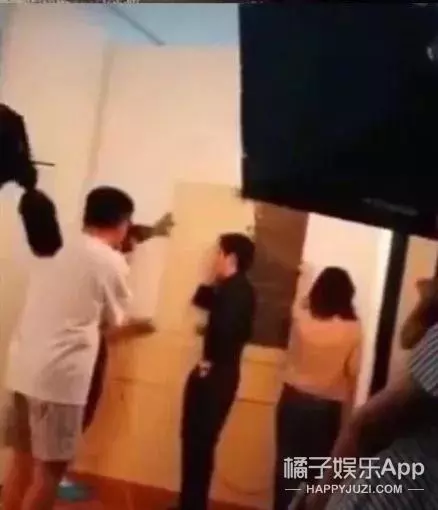 明星雜誌竟都這麼拍出來的...捂住嘴巴努力不讓自己笑出聲!