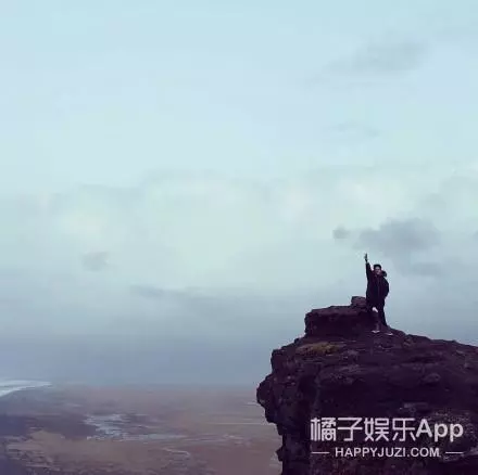 明星雜誌竟都這麼拍出來的...捂住嘴巴努力不讓自己笑出聲!