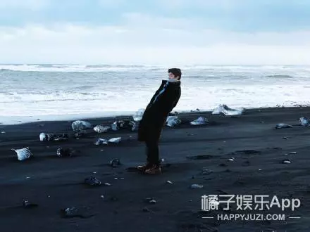 明星雜誌竟都這麼拍出來的...捂住嘴巴努力不讓自己笑出聲!