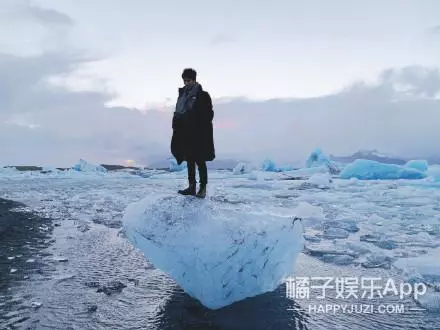 明星雜誌竟都這麼拍出來的...捂住嘴巴努力不讓自己笑出聲!