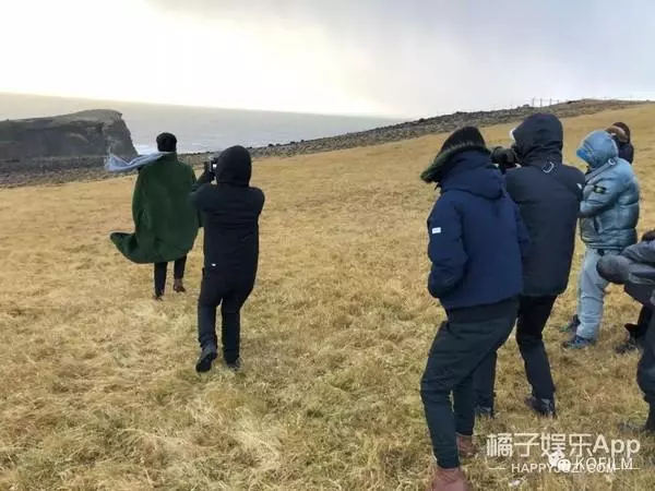 明星雜誌竟都這麼拍出來的...捂住嘴巴努力不讓自己笑出聲!