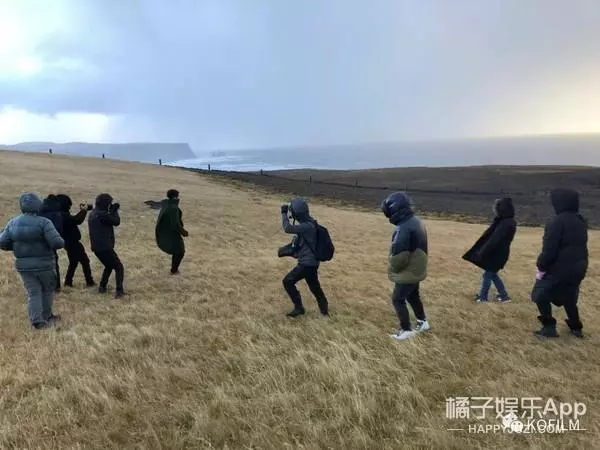 明星雜誌竟都這麼拍出來的...捂住嘴巴努力不讓自己笑出聲!