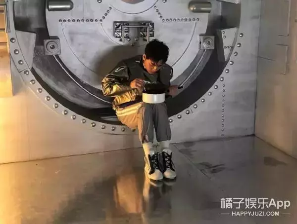 明星雜誌竟都這麼拍出來的...捂住嘴巴努力不讓自己笑出聲!